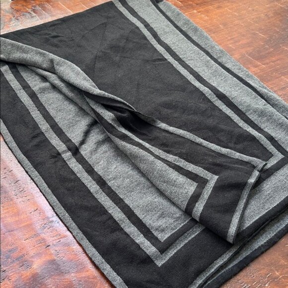 LAUREN RALPH LAUREN Jet Setter Reversible Knit Poncho Wrap Black Gray OS (EUC) - Picture 8 of 8